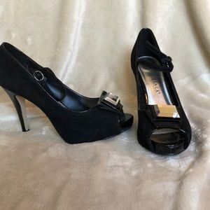 Black pumps